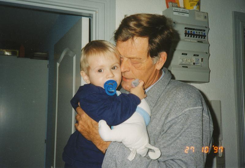 Jacob og Boerge.jpg - Farfar på besøg. Jacob med sin ynglingsbamse. -- Grandfather on wisit. Jacob with his favourite teddy.